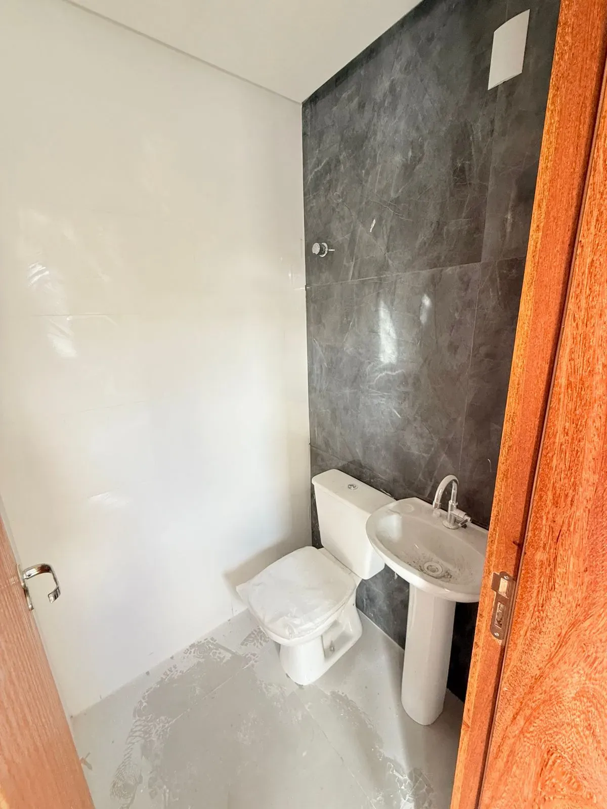 Sobrado de alto padrão com 2 suítes e 2 vagas de garagem em Palhoça/SC