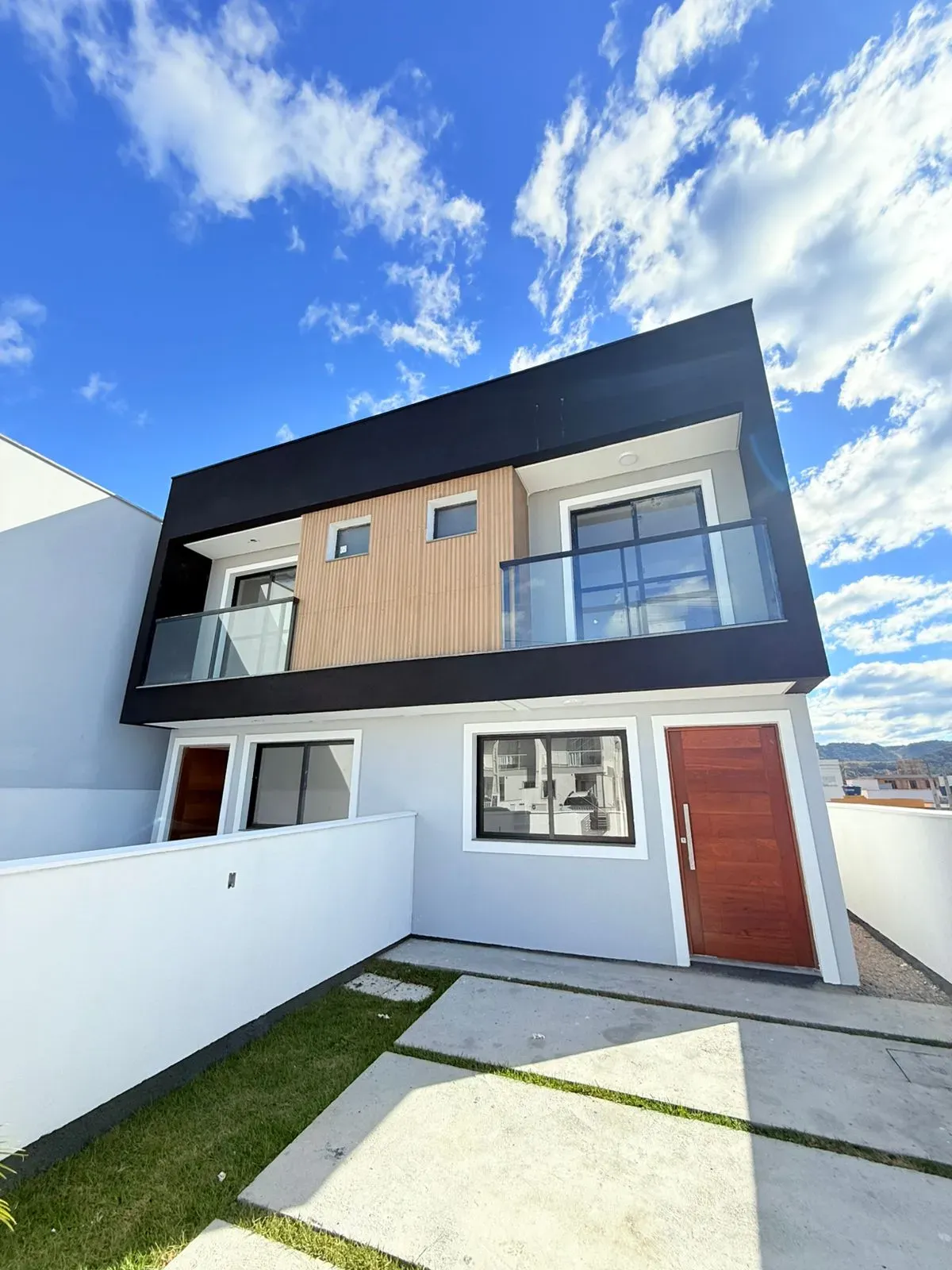 Sobrado de alto padrão com 2 suítes e 2 vagas de garagem em Palhoça/SC