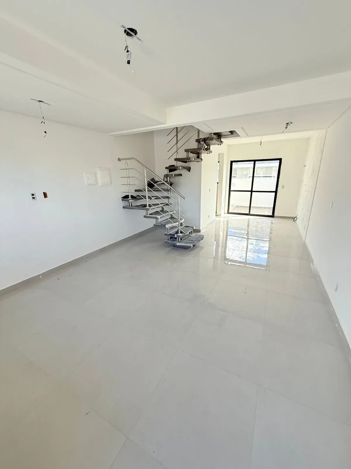 Sobrado de alto padrão com 2 suítes e 2 vagas de garagem em Palhoça/SC