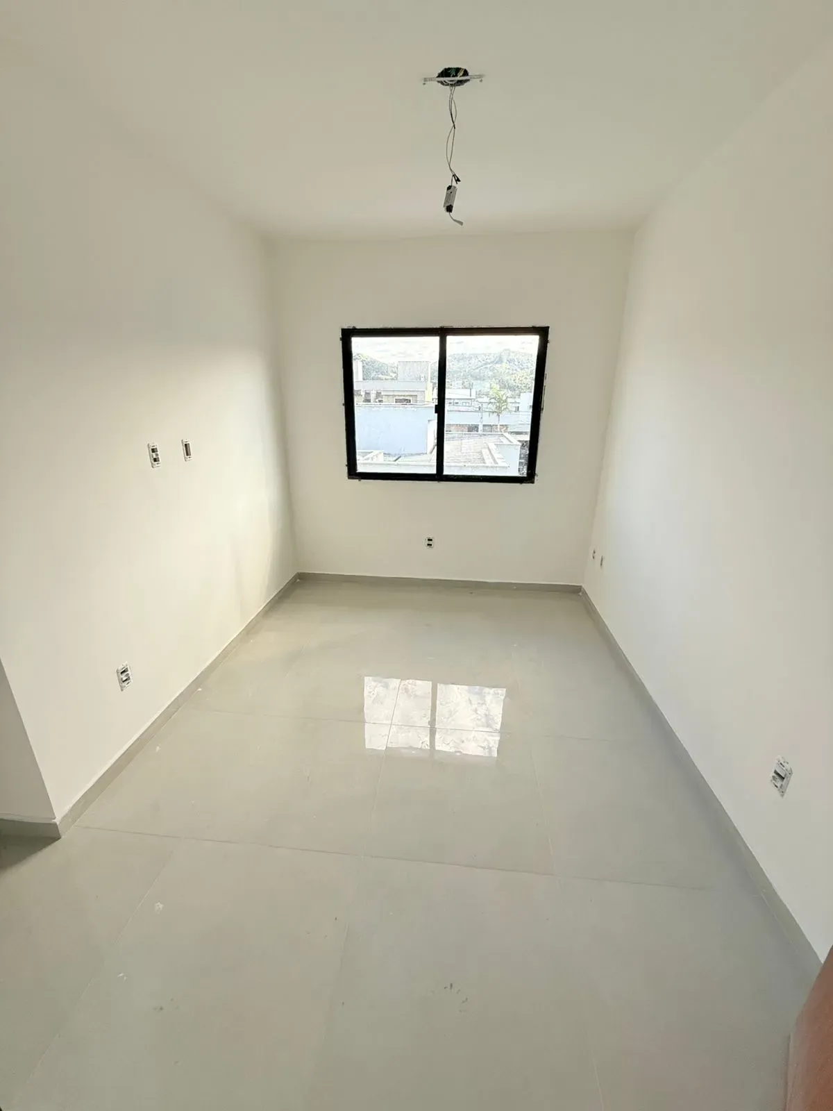 Sobrado de alto padrão com 2 suítes e 2 vagas de garagem em Palhoça/SC