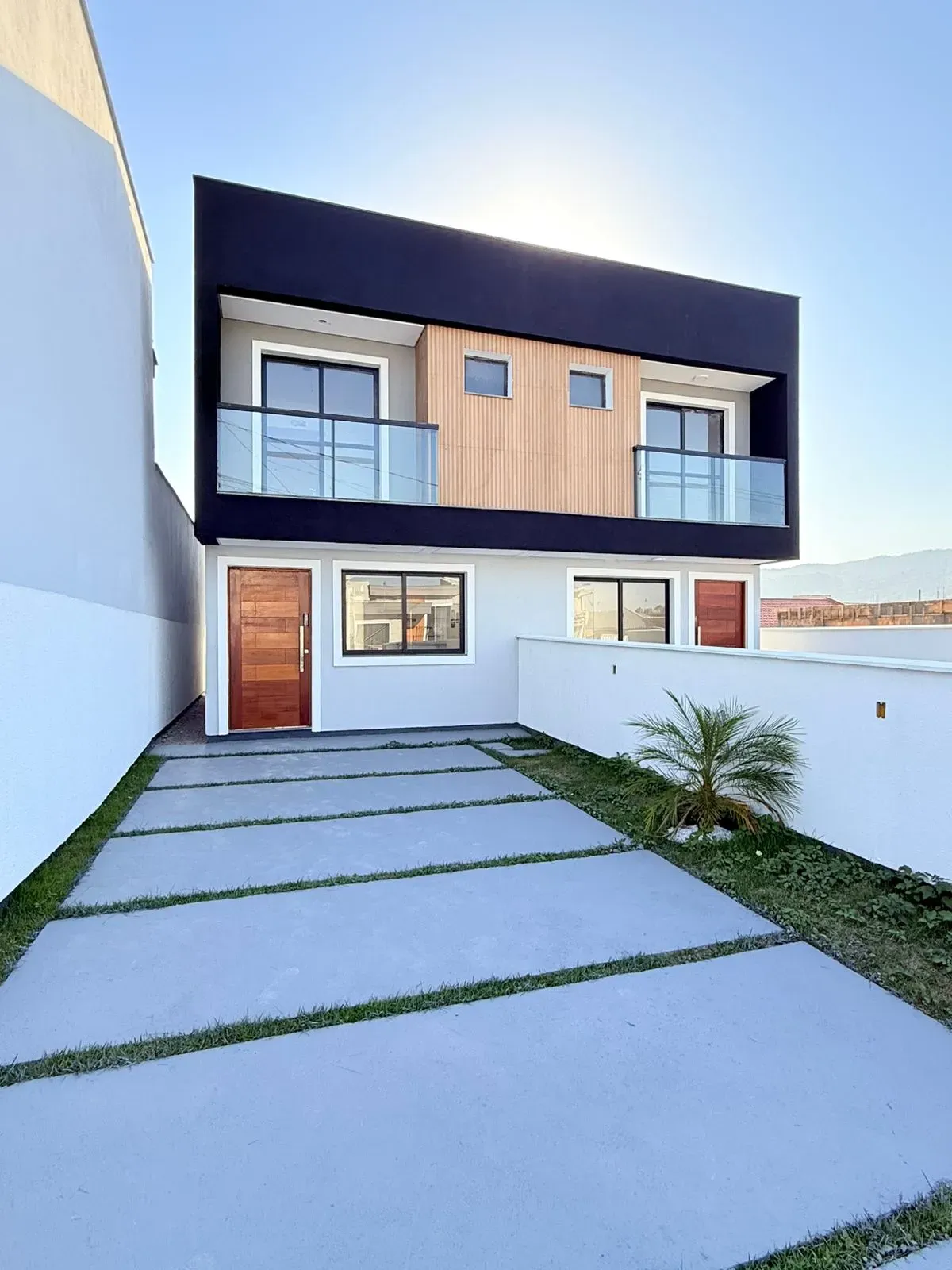 Sobrado de alto padrão com 2 suítes e 2 vagas de garagem em Palhoça/SC