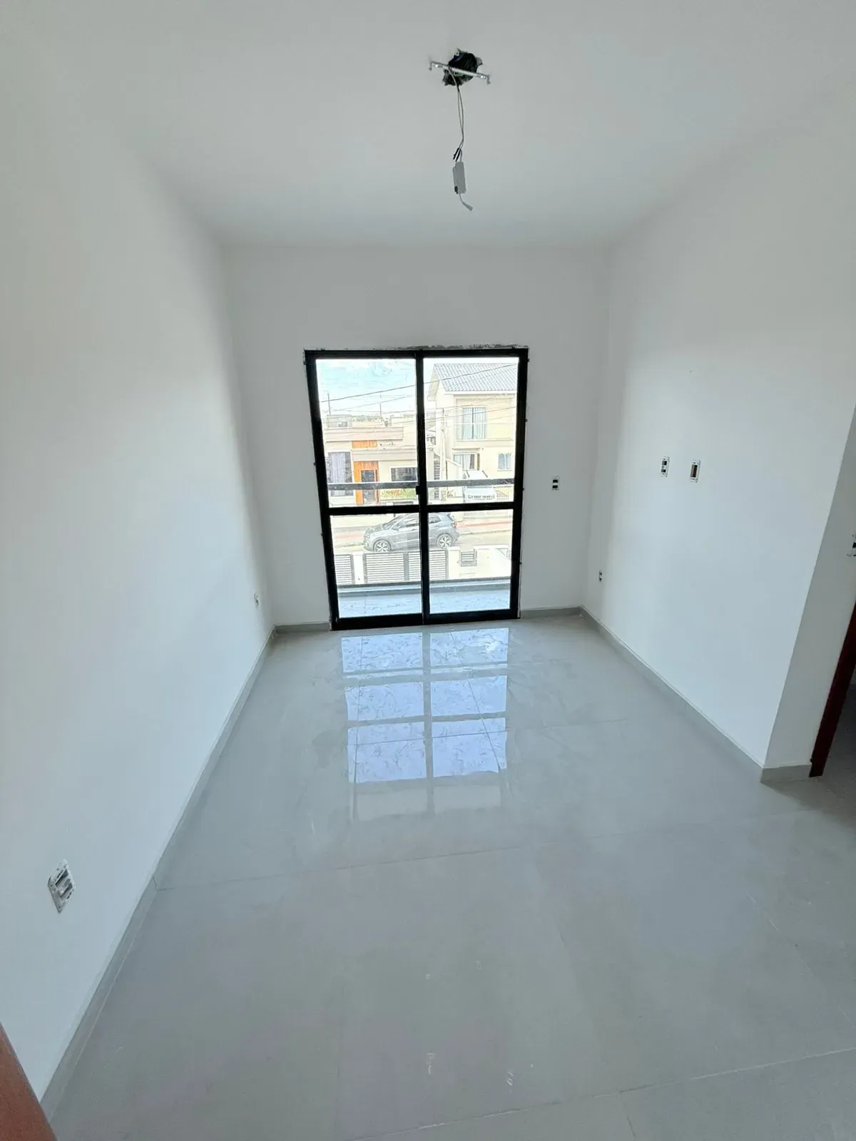 Sobrado de alto padrão com 2 suítes e 2 vagas de garagem em Palhoça/SC