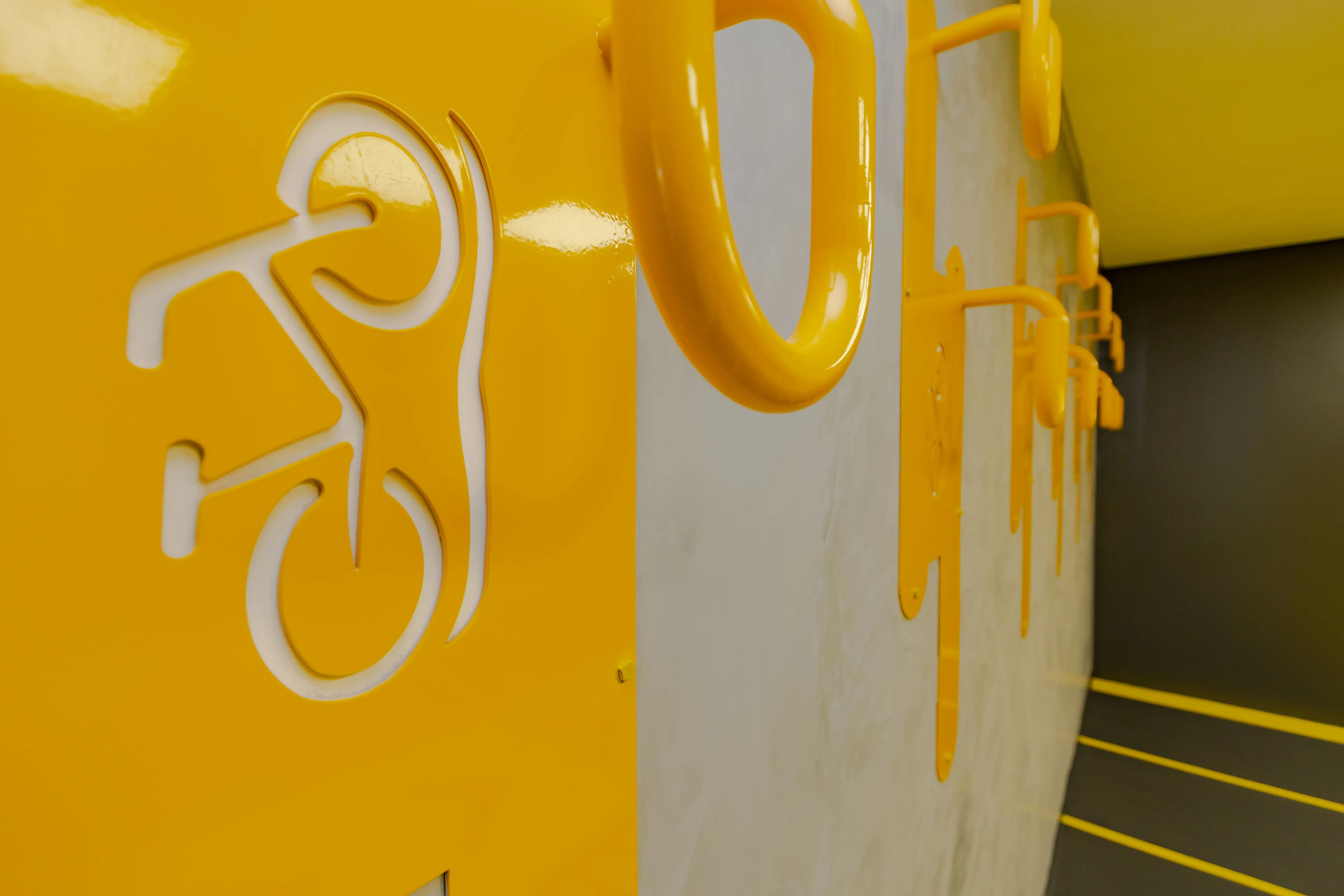 Apartamento com 3 dormitórios sendo 3 suítes e 4 vagas no bairro Cacupé em Florianópolis/SC