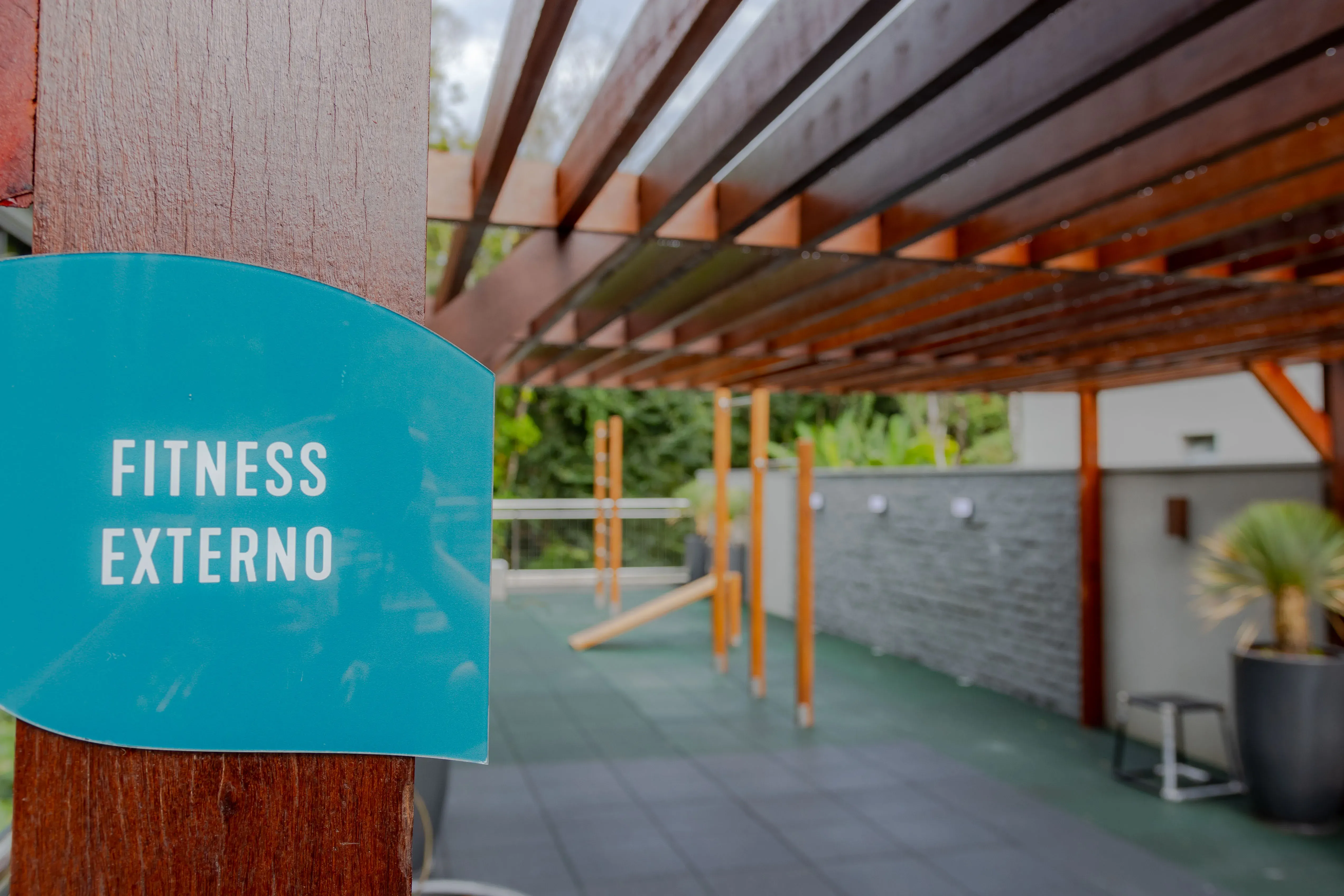 Apartamento com 3 dormitórios sendo 3 suítes e 4 vagas no bairro Cacupé em Florianópolis/SC