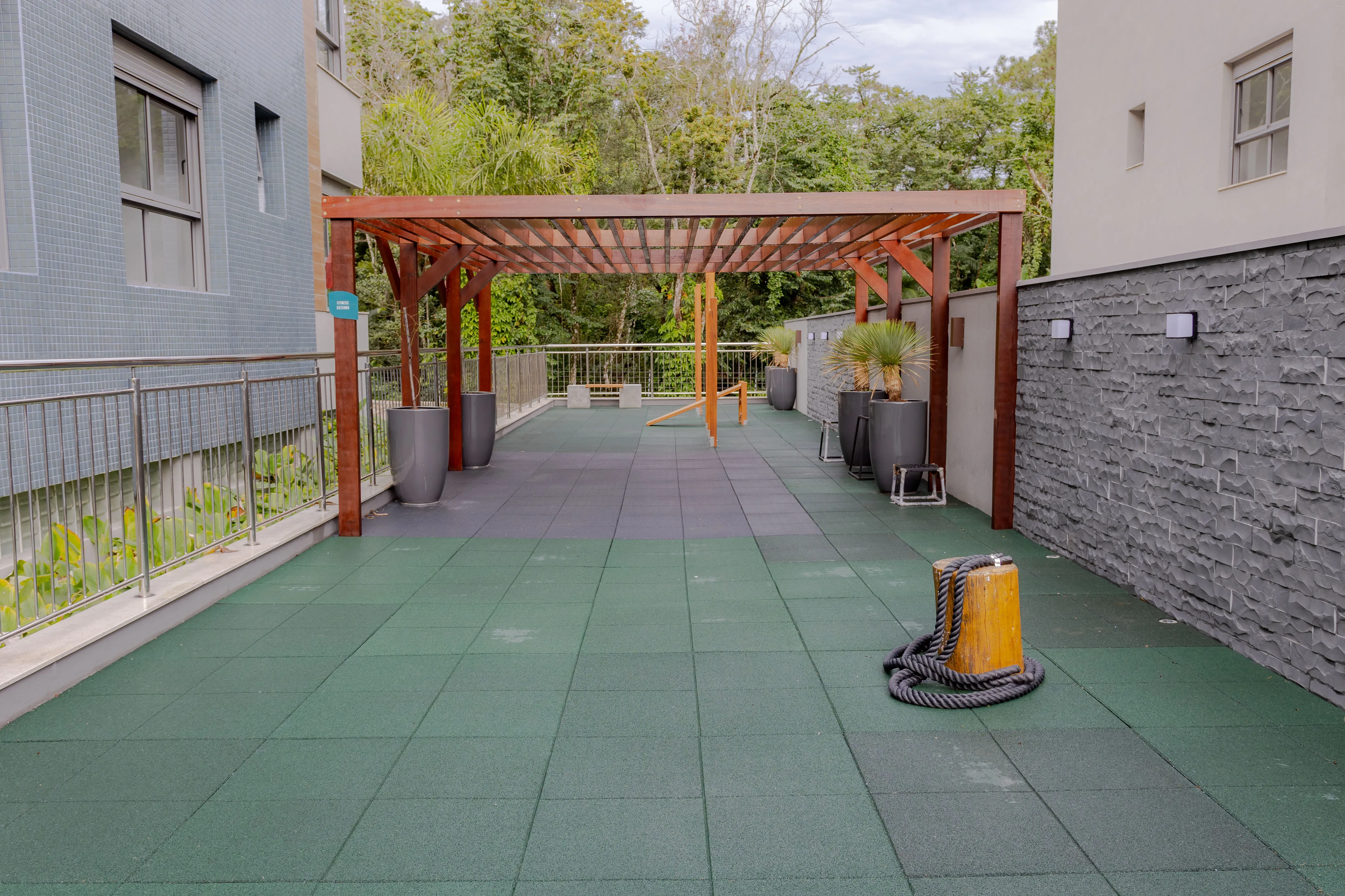 Apartamento com 3 dormitórios sendo 3 suítes e 4 vagas no bairro Cacupé em Florianópolis/SC