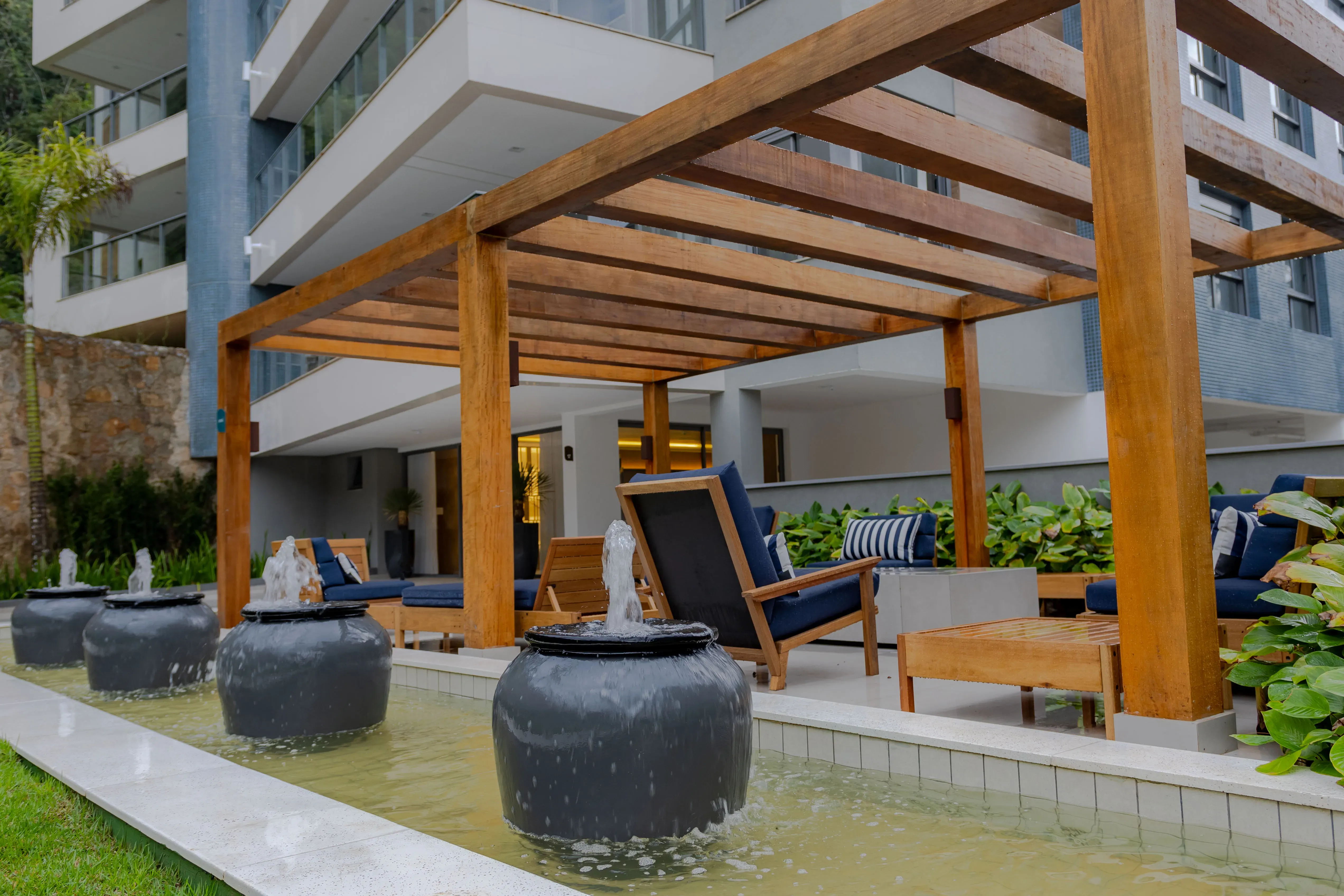 Apartamento com 3 dormitórios sendo 3 suítes e 4 vagas no bairro Cacupé em Florianópolis/SC