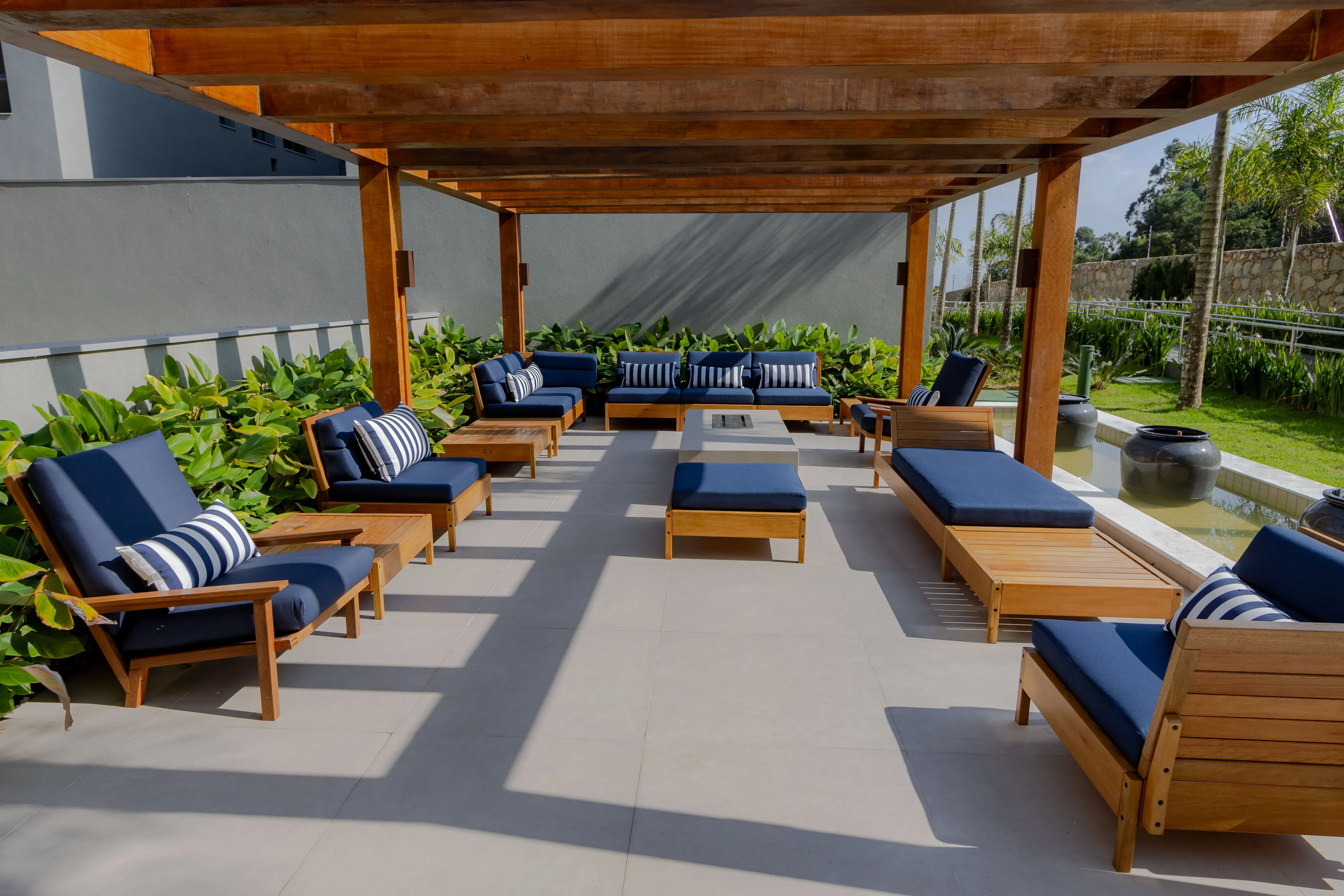 Apartamento com 3 dormitórios sendo 3 suítes e 4 vagas no bairro Cacupé em Florianópolis/SC