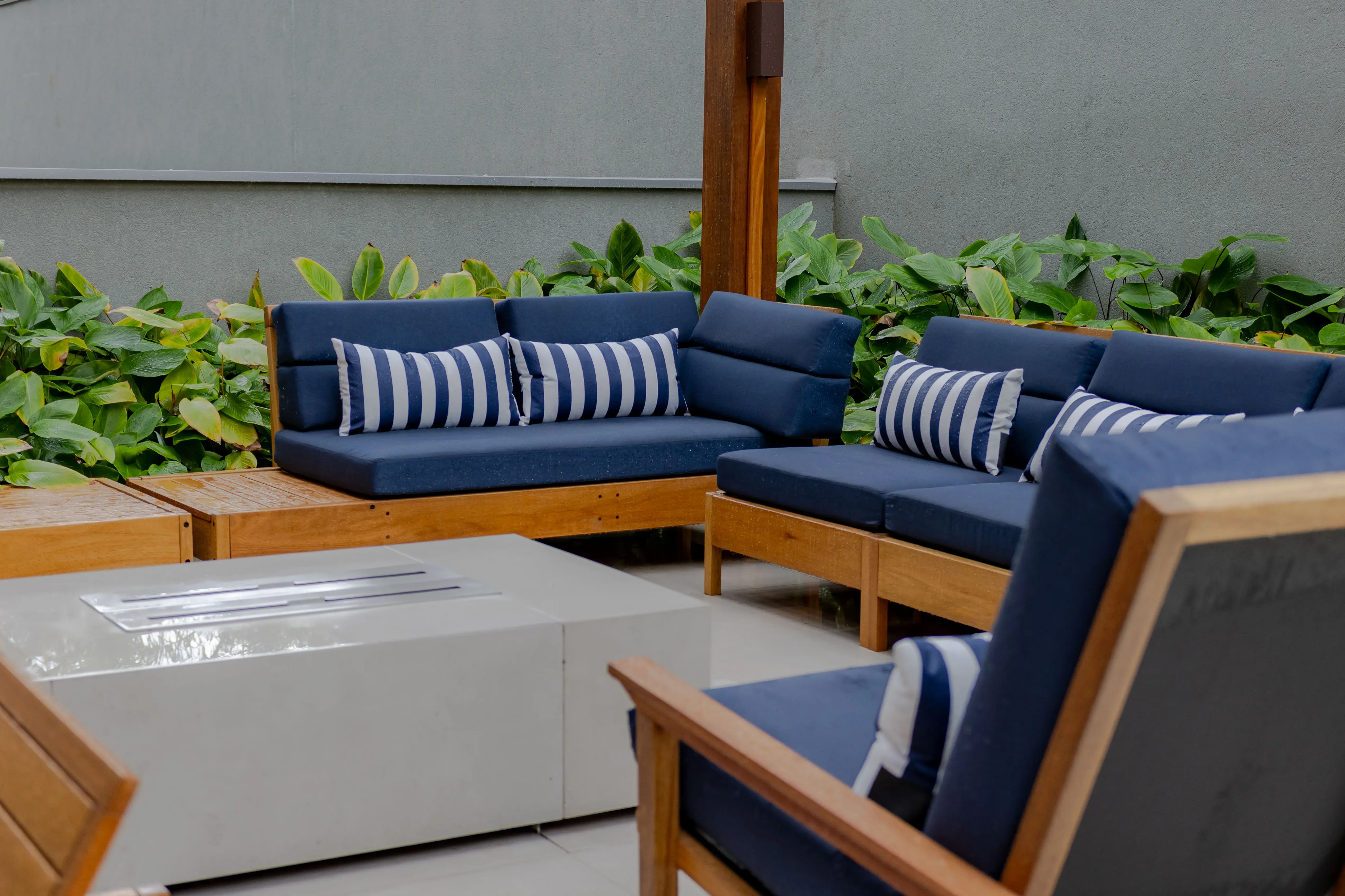 Apartamento com 3 dormitórios sendo 3 suítes e 4 vagas no bairro Cacupé em Florianópolis/SC