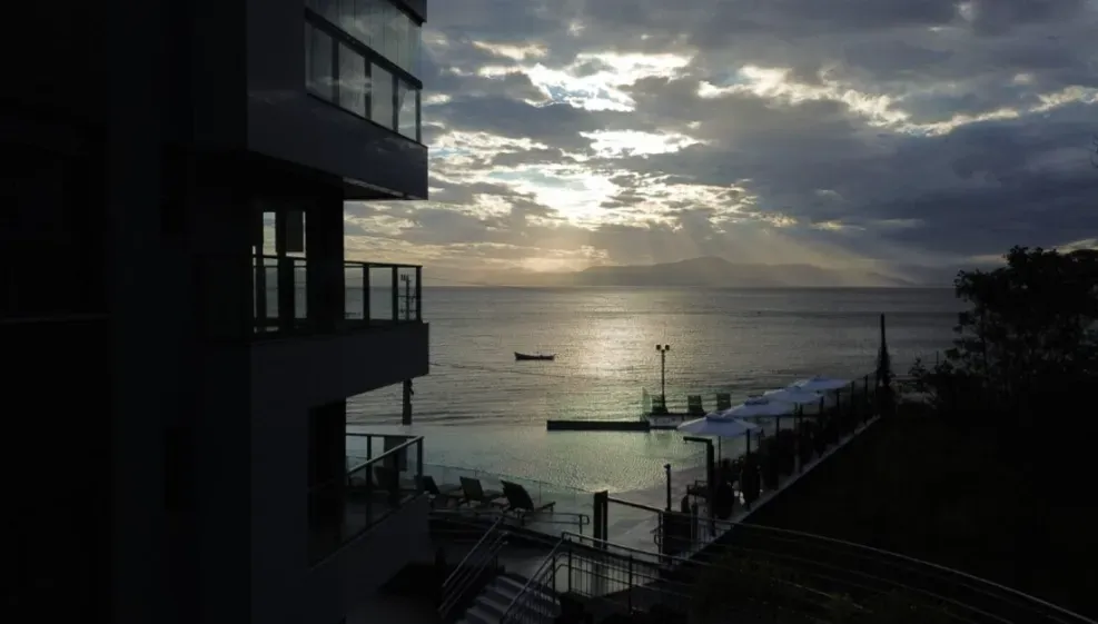 Apartamento com 3 dormitórios sendo 3 suítes e 4 vagas no bairro Cacupé em Florianópolis/SC