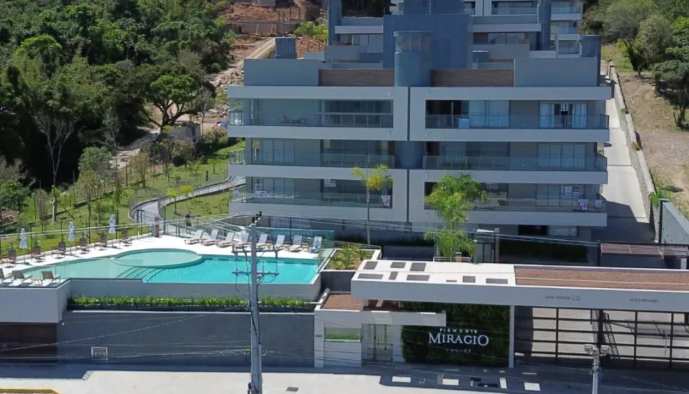 Apartamento com 3 dormitórios sendo 3 suítes e 4 vagas no bairro Cacupé em Florianópolis/SC