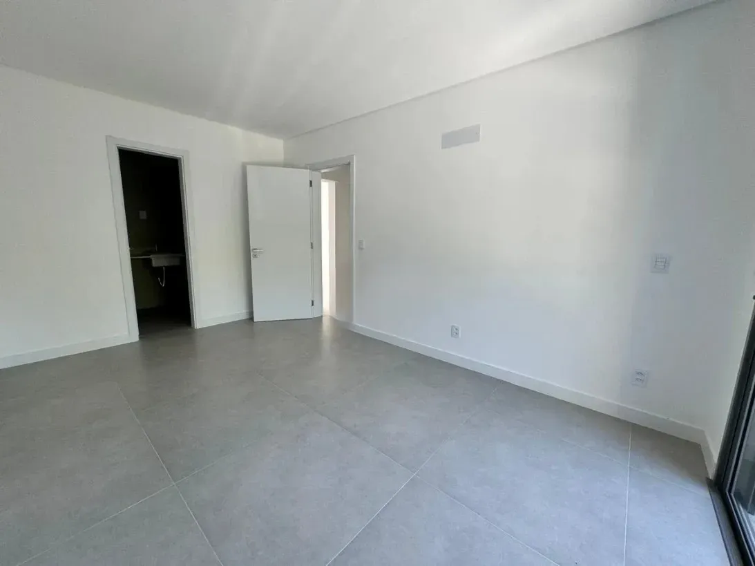 Apartamento com 3 dormitórios sendo 3 suítes e 4 vagas no bairro Cacupé em Florianópolis/SC