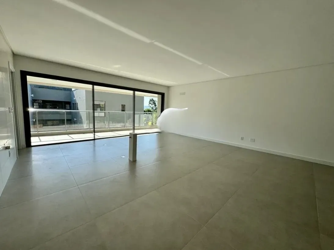 Apartamento com 3 dormitórios sendo 3 suítes e 4 vagas no bairro Cacupé em Florianópolis/SC