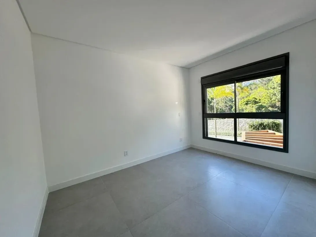 Apartamento com 3 dormitórios sendo 3 suítes e 4 vagas no bairro Cacupé em Florianópolis/SC