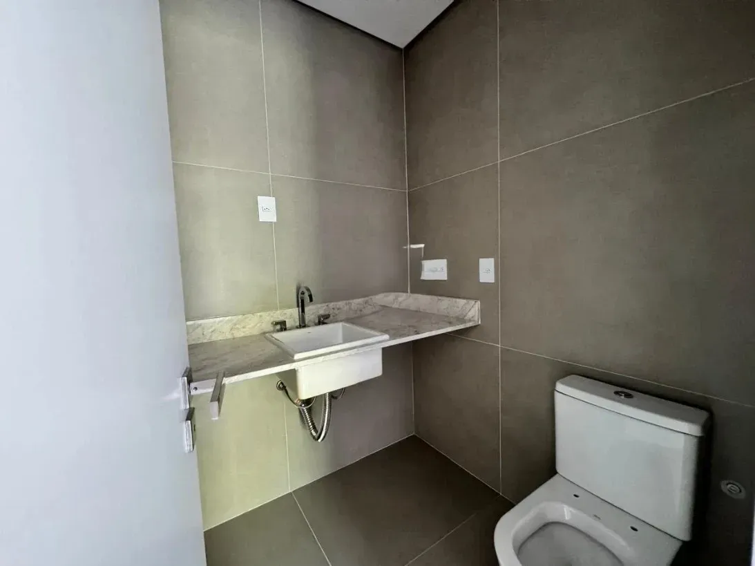 Apartamento com 3 dormitórios sendo 3 suítes e 4 vagas no bairro Cacupé em Florianópolis/SC