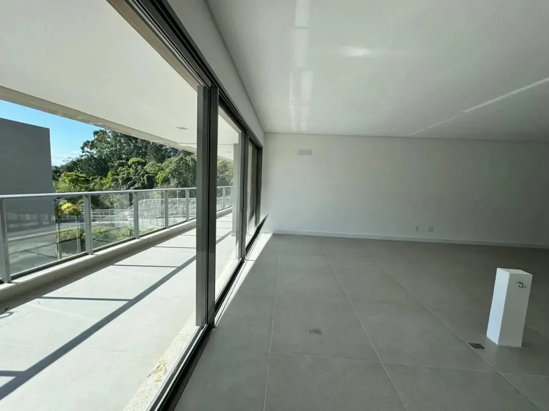 Apartamento com 3 dormitórios sendo 3 suítes e 4 vagas no bairro Cacupé em Florianópolis/SC