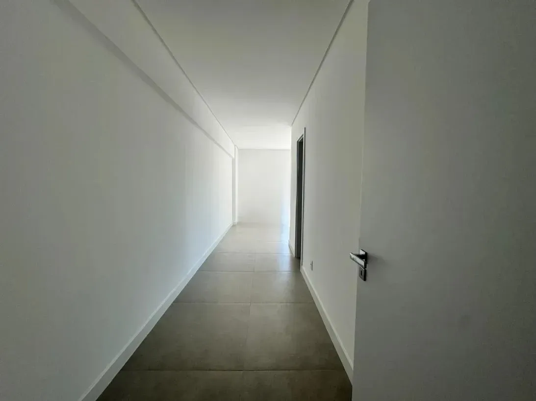 Apartamento com 3 dormitórios sendo 3 suítes e 4 vagas no bairro Cacupé em Florianópolis/SC