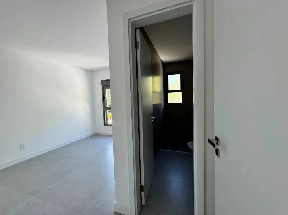 Apartamento com 3 dormitórios sendo 3 suítes e 4 vagas no bairro Cacupé em Florianópolis/SC