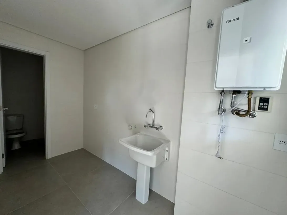 Apartamento com 3 dormitórios sendo 3 suítes e 4 vagas no bairro Cacupé em Florianópolis/SC