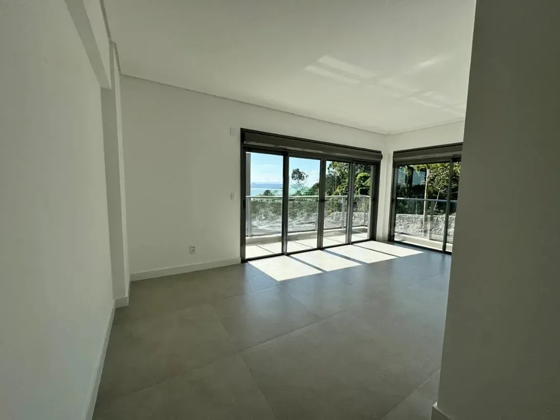 Apartamento com 3 dormitórios sendo 3 suítes e 4 vagas no bairro Cacupé em Florianópolis/SC