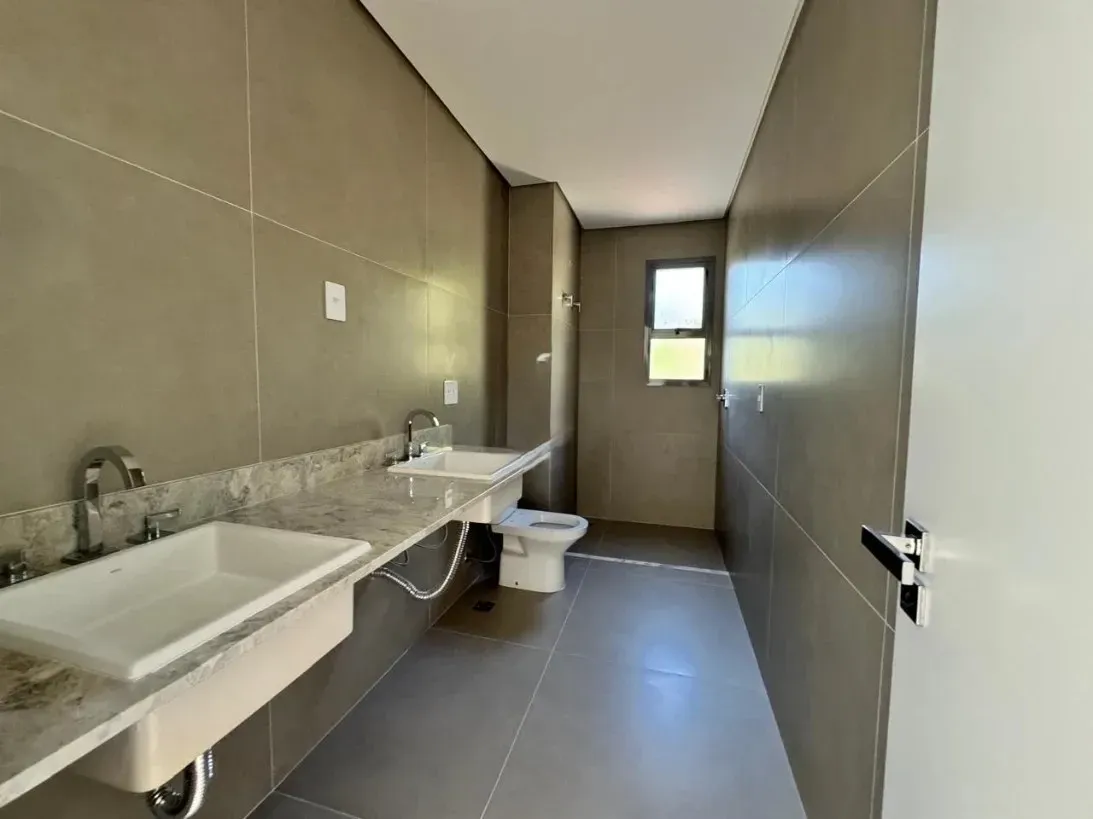 Apartamento com 3 dormitórios sendo 3 suítes e 4 vagas no bairro Cacupé em Florianópolis/SC