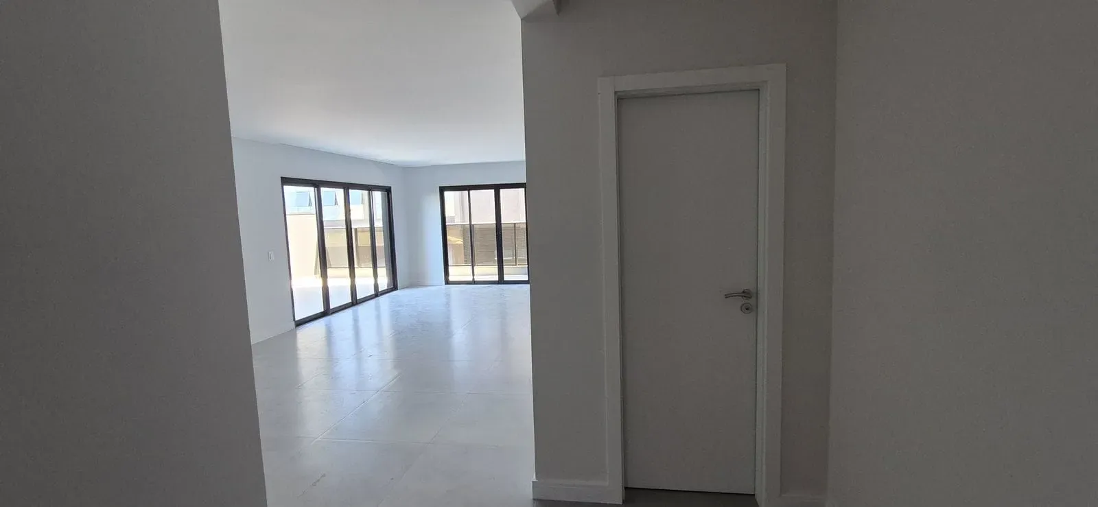 Apartamento com 4 dormitórios sendo 3 suítes e 2 vagas de garagem Pereque | Porto Belo/SC