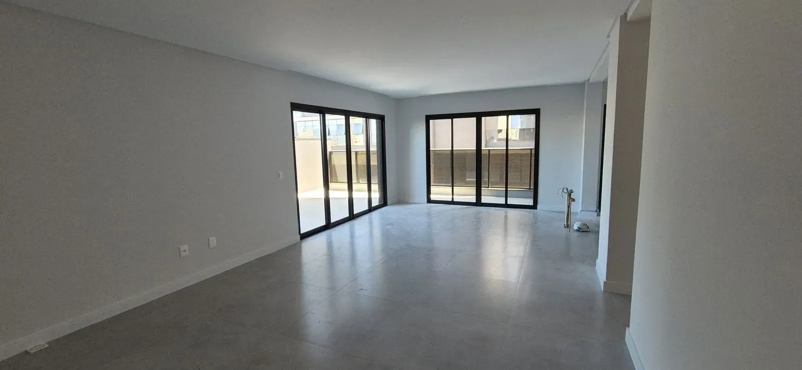 Apartamento com 4 dormitórios sendo 3 suítes e 2 vagas de garagem Pereque | Porto Belo/SC