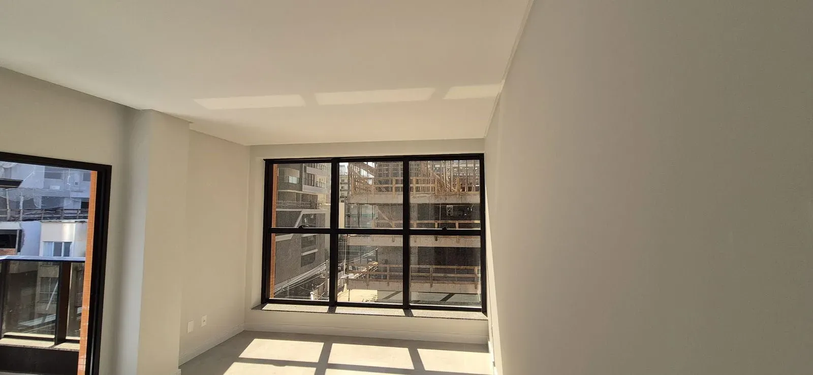 Apartamento com 4 dormitórios sendo 3 suítes e 2 vagas de garagem Pereque | Porto Belo/SC