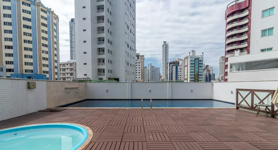 Apartamento com 2 dormitórios sendo 1 suíte e 1 vaga de garagem em Balneário Camboriú/SC
