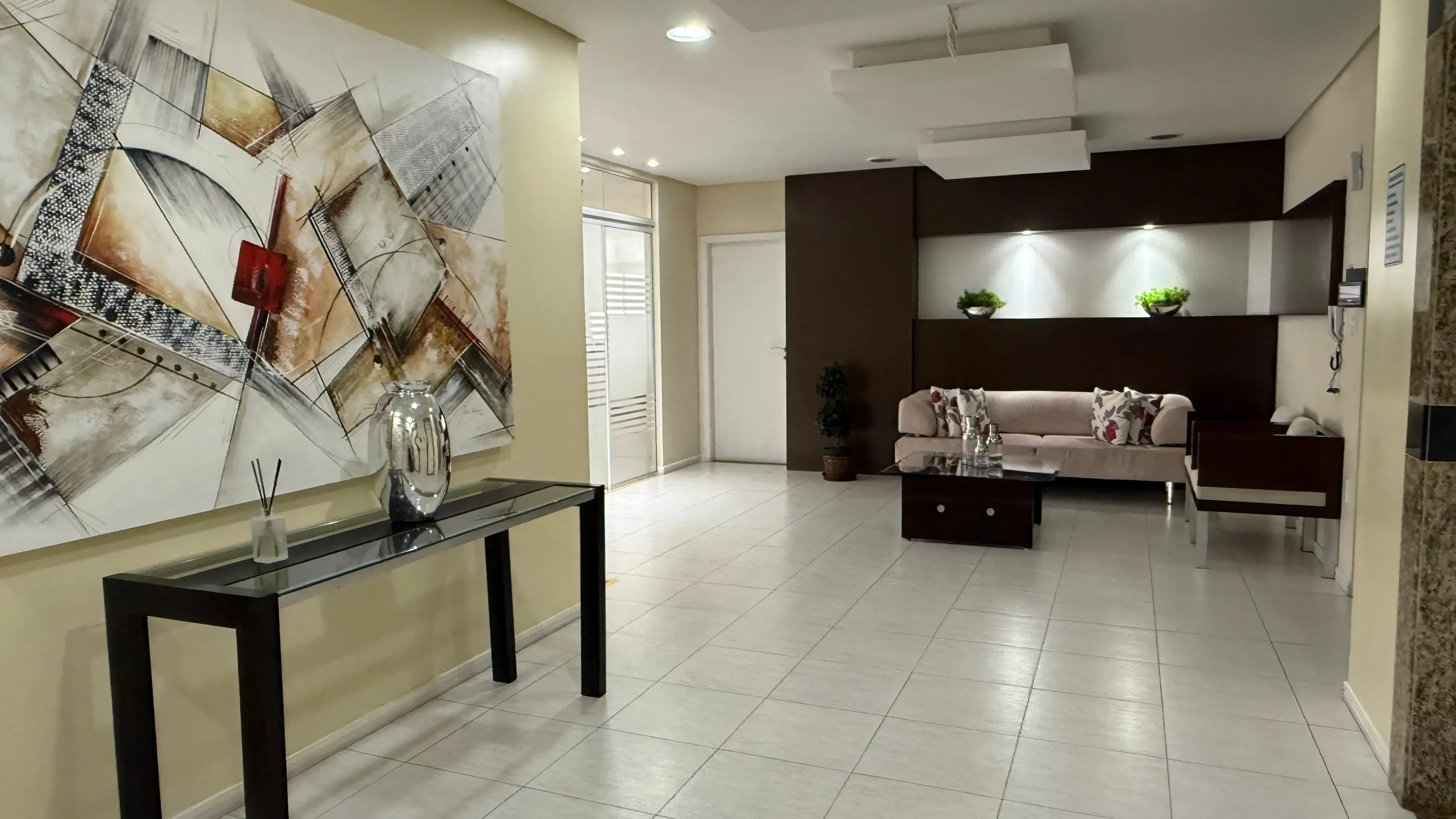 Apartamento com 2 dormitórios sendo 1 suíte e 1 vaga de garagem em Balneário Camboriú/SC