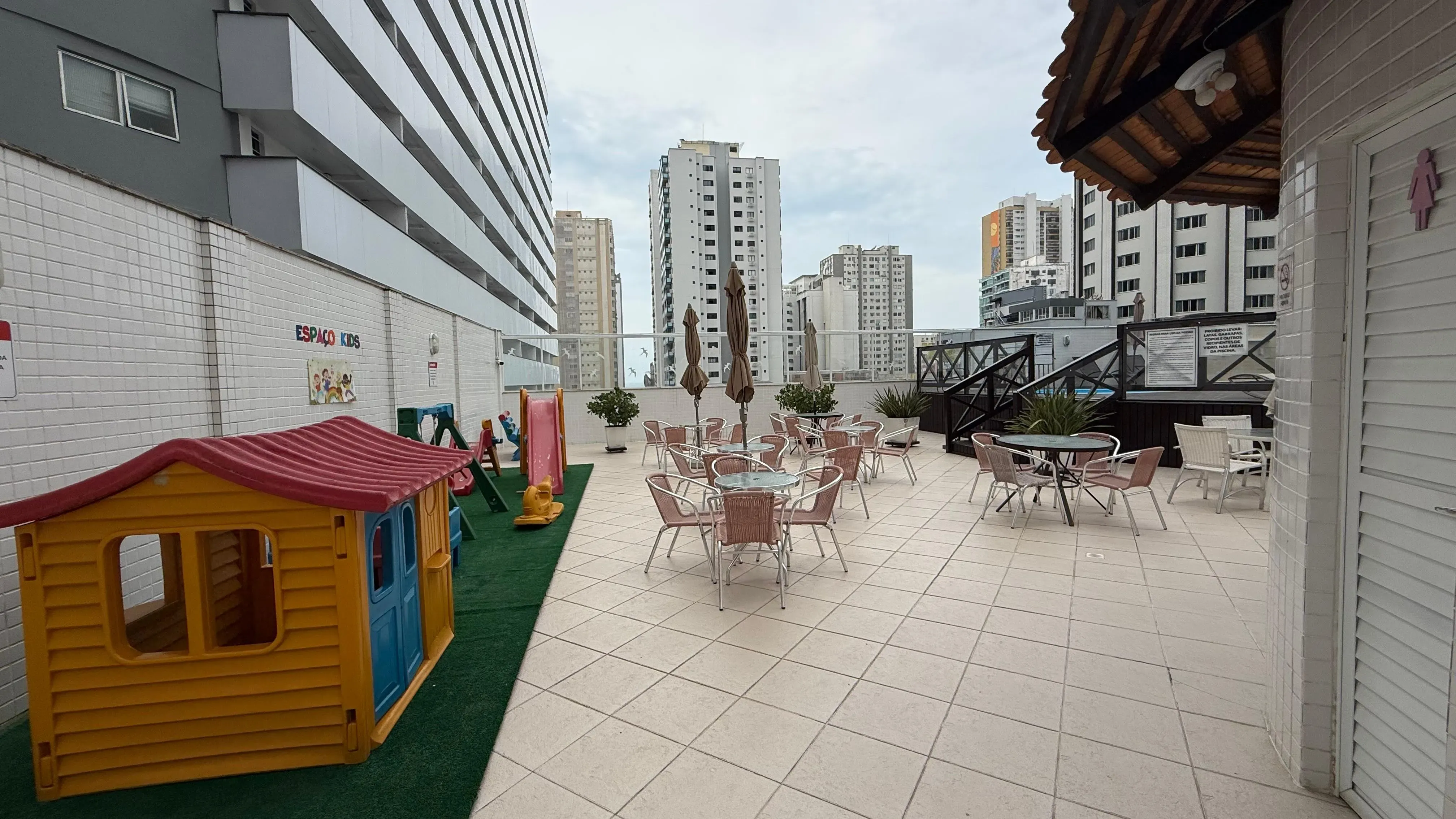 Apartamento com 2 dormitórios sendo 1 suíte e 1 vaga de garagem em Balneário Camboriú/SC