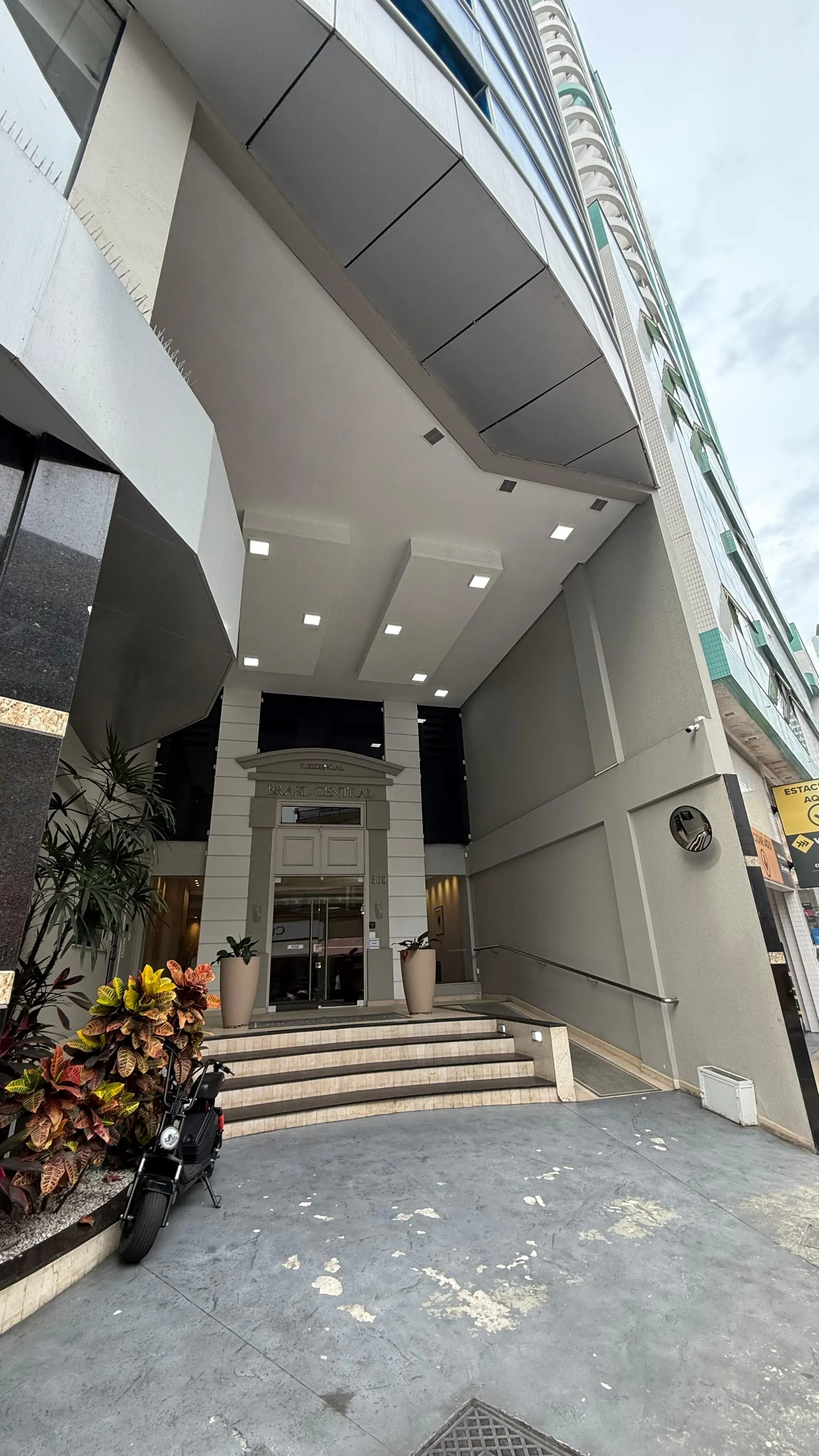 Apartamento com 2 dormitórios sendo 1 suíte e 1 vaga de garagem em Balneário Camboriú/SC