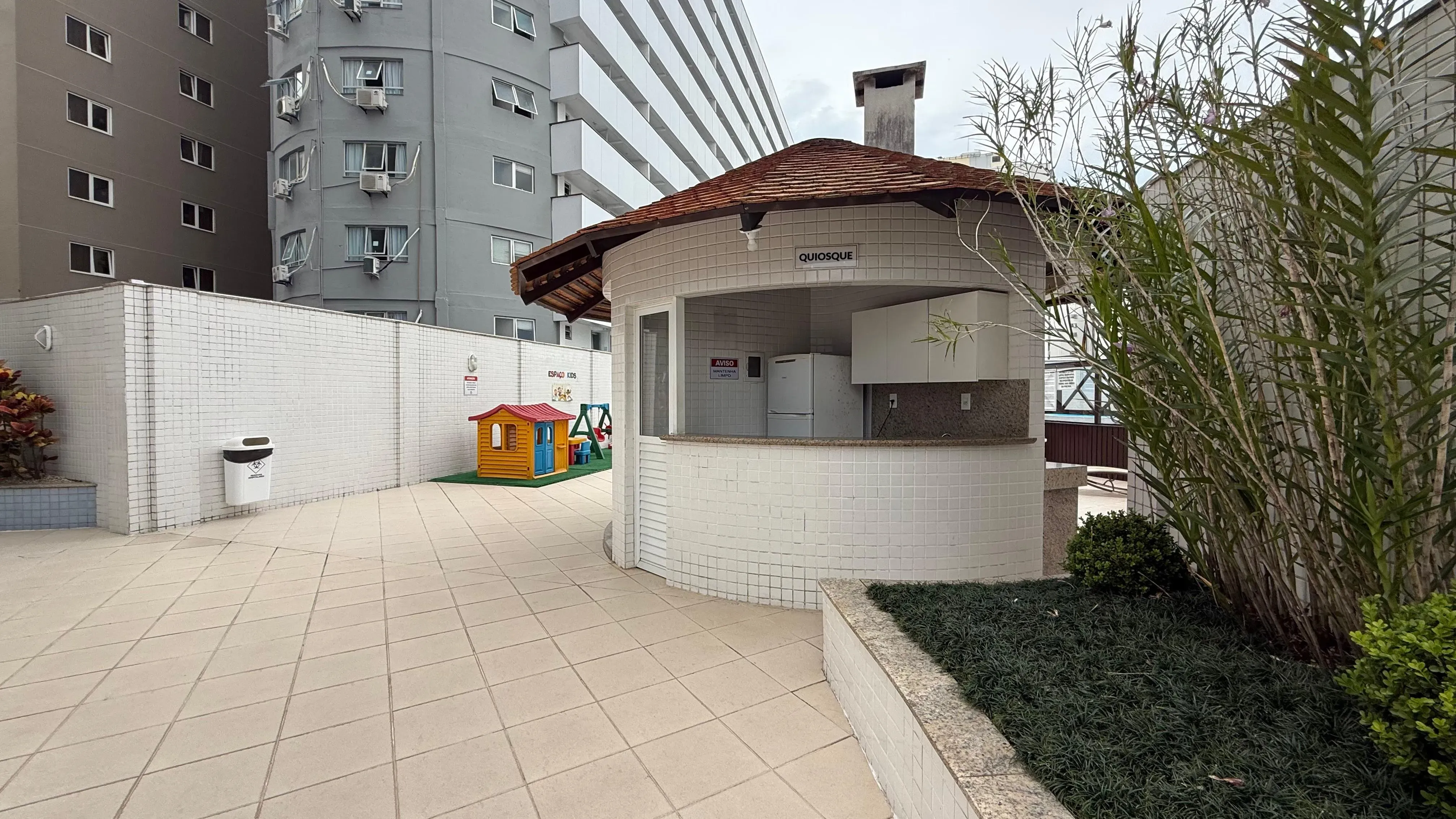 Apartamento com 2 dormitórios sendo 1 suíte e 1 vaga de garagem em Balneário Camboriú/SC