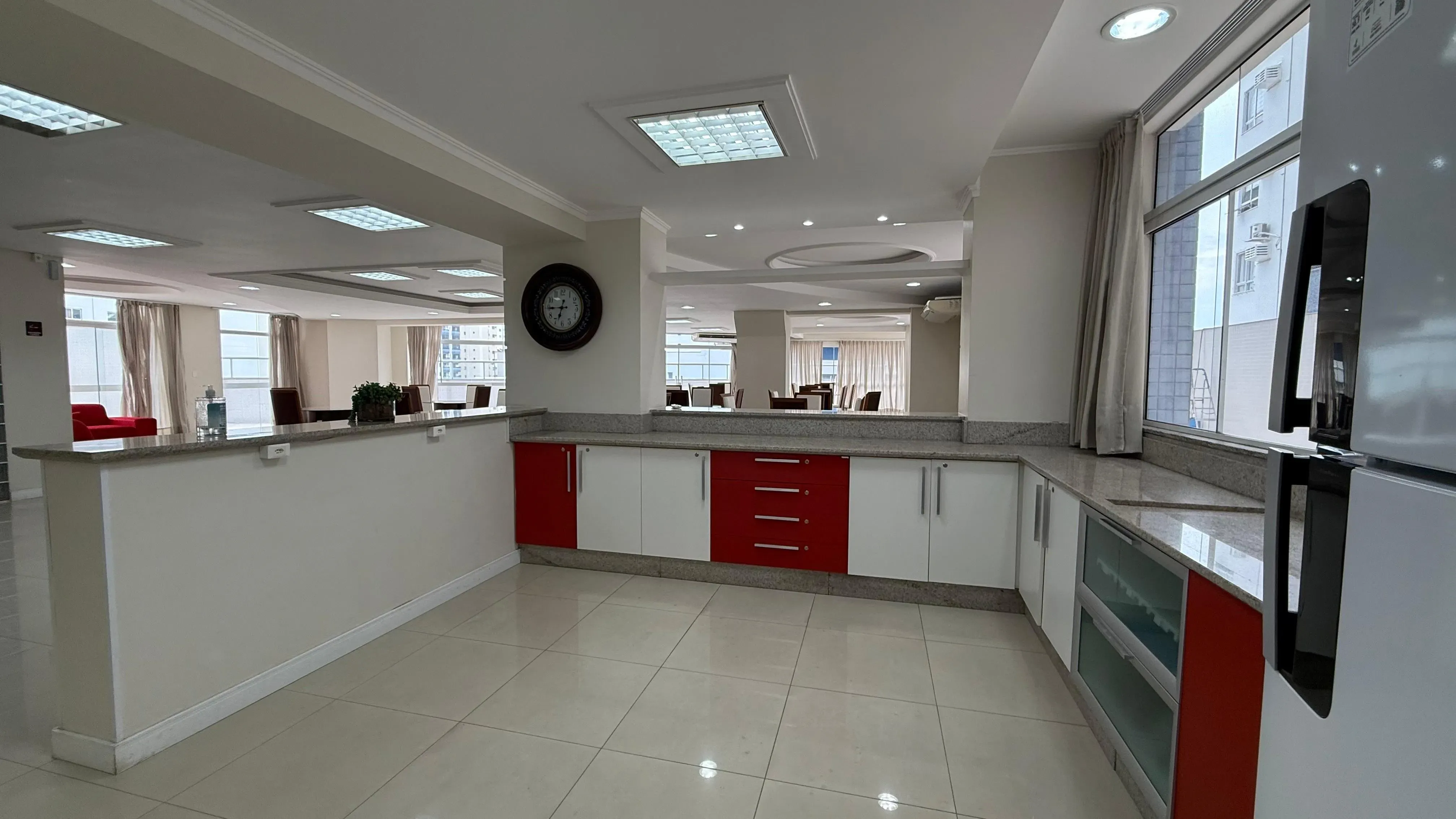 Apartamento com 2 dormitórios sendo 1 suíte e 1 vaga de garagem em Balneário Camboriú/SC