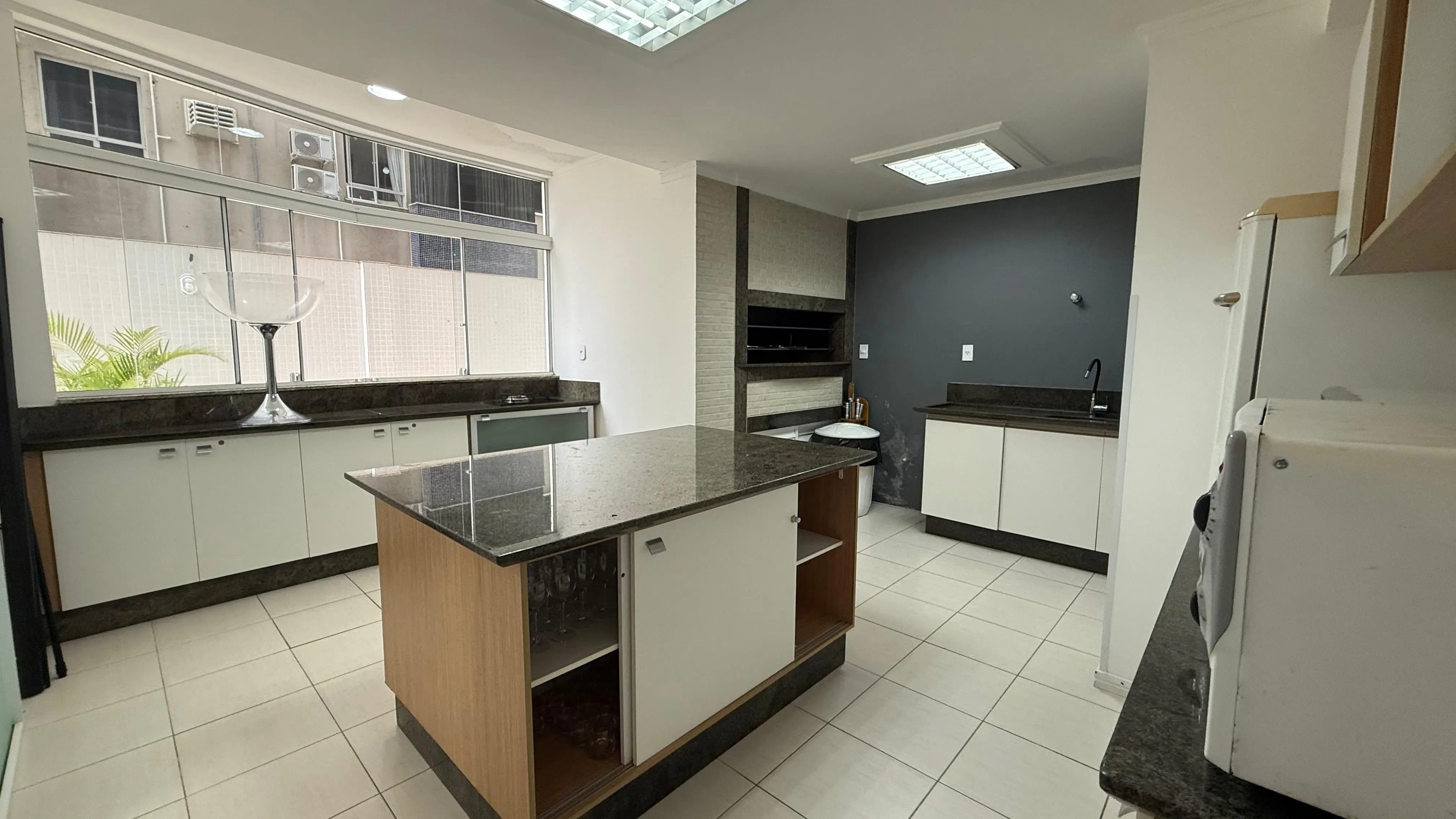 Apartamento com 2 dormitórios sendo 1 suíte e 1 vaga de garagem em Balneário Camboriú/SC