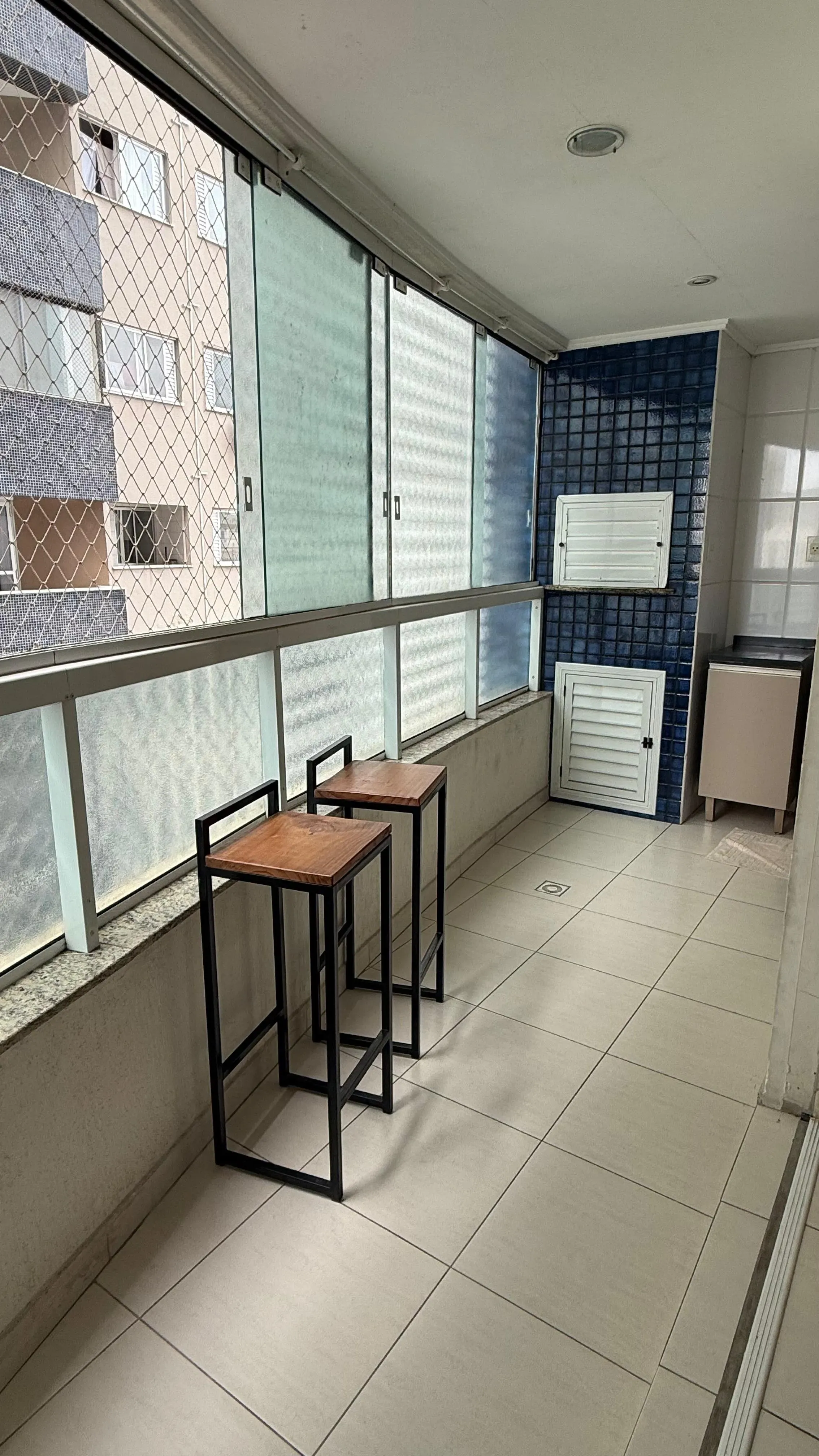 Apartamento com 2 dormitórios sendo 1 suíte e 1 vaga de garagem em Balneário Camboriú/SC