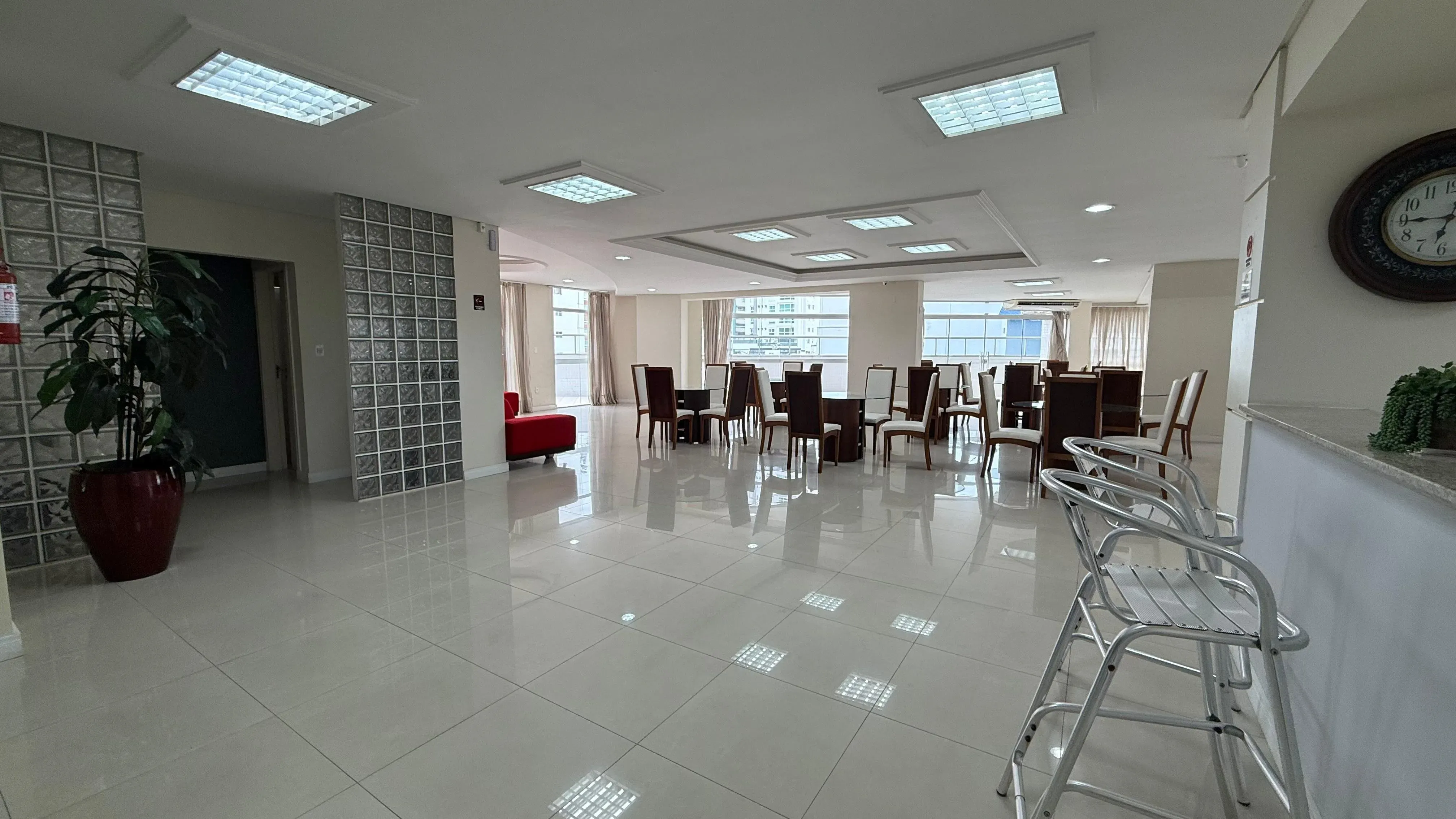 Apartamento com 2 dormitórios sendo 1 suíte e 1 vaga de garagem em Balneário Camboriú/SC