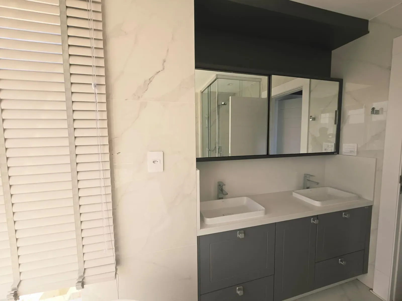 Apartamento vista mar com 4 suítes e 4 vagas de garagem em Balneário Camboriú/SC