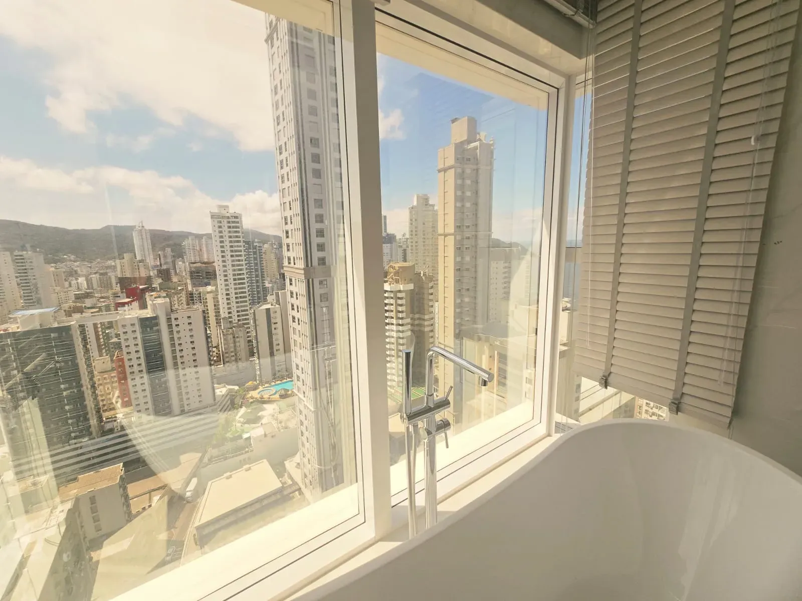 Apartamento vista mar com 4 suítes e 4 vagas de garagem em Balneário Camboriú/SC