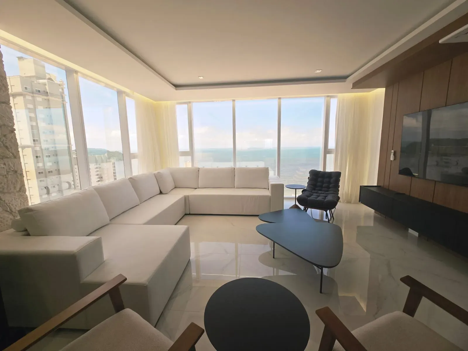 Apartamento vista mar com 4 suítes e 4 vagas de garagem em Balneário Camboriú/SC