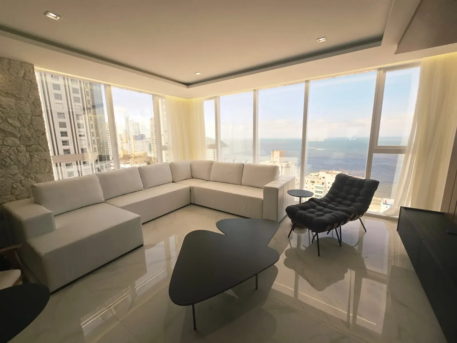 Apartamento vista mar com 4 suítes e 4 vagas de garagem em Balneário Camboriú/SC