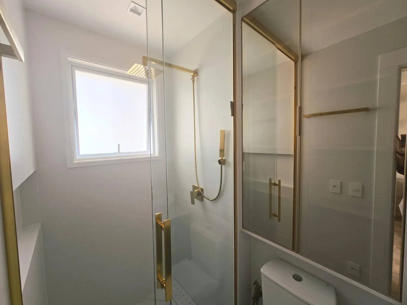 Apartamento vista mar com 4 suítes e 4 vagas de garagem em Balneário Camboriú/SC