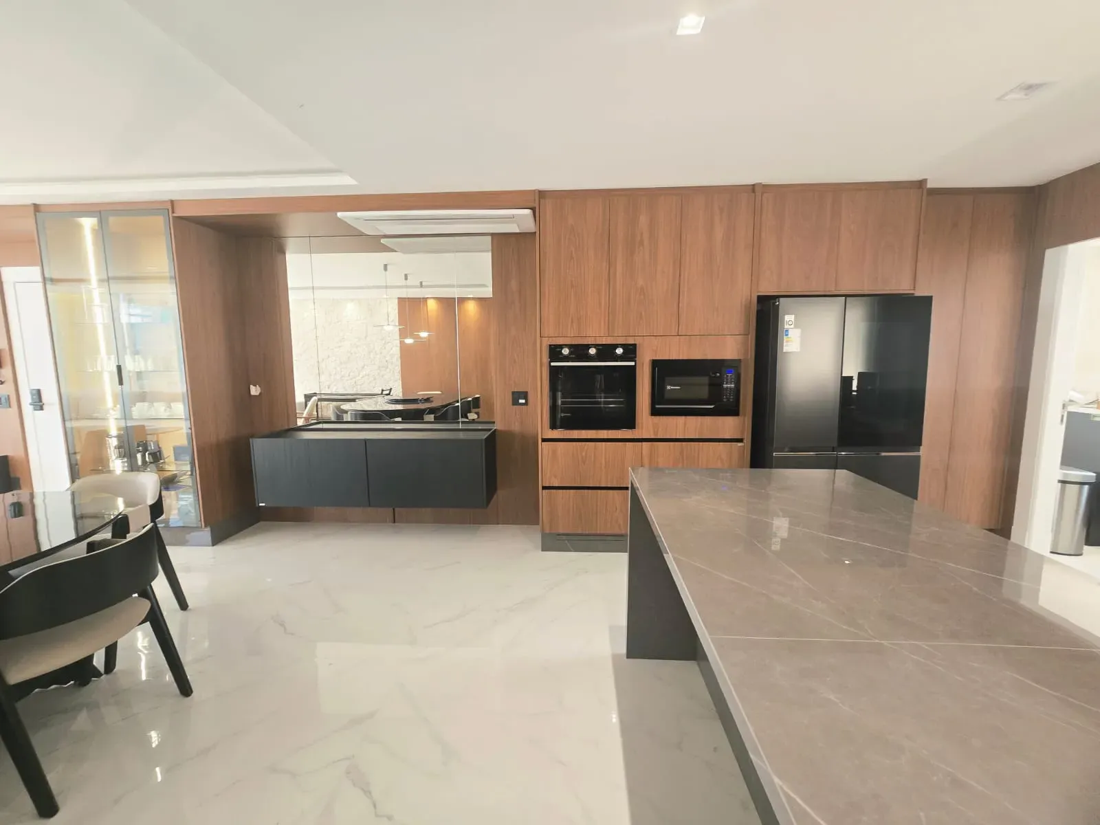 Apartamento vista mar com 4 suítes e 4 vagas de garagem em Balneário Camboriú/SC