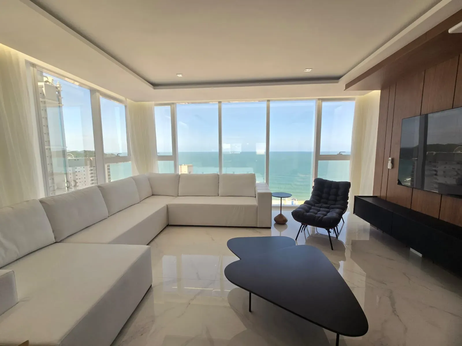 Apartamento vista mar com 4 suítes e 4 vagas de garagem em Balneário Camboriú/SC