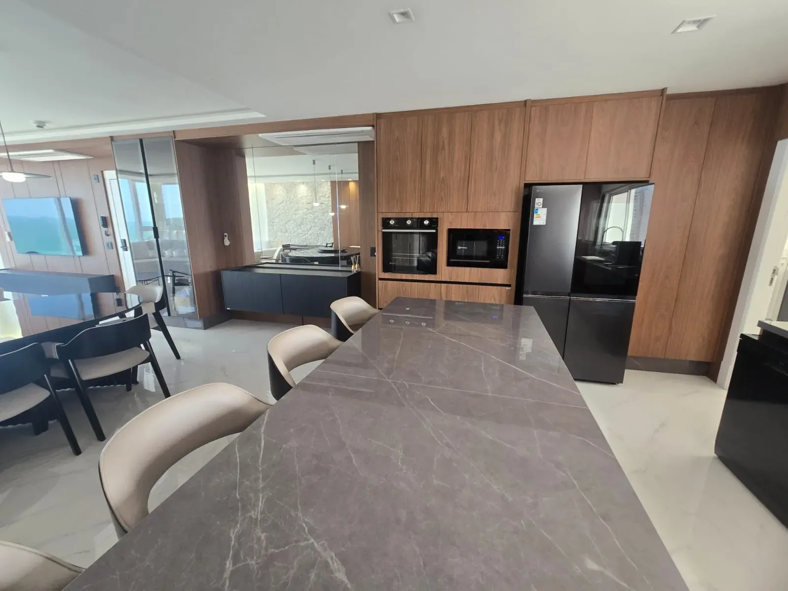 Apartamento vista mar com 4 suítes e 4 vagas de garagem em Balneário Camboriú/SC