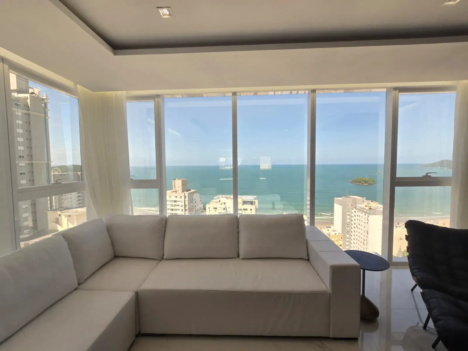 Apartamento vista mar com 4 suítes e 4 vagas de garagem em Balneário Camboriú/SC