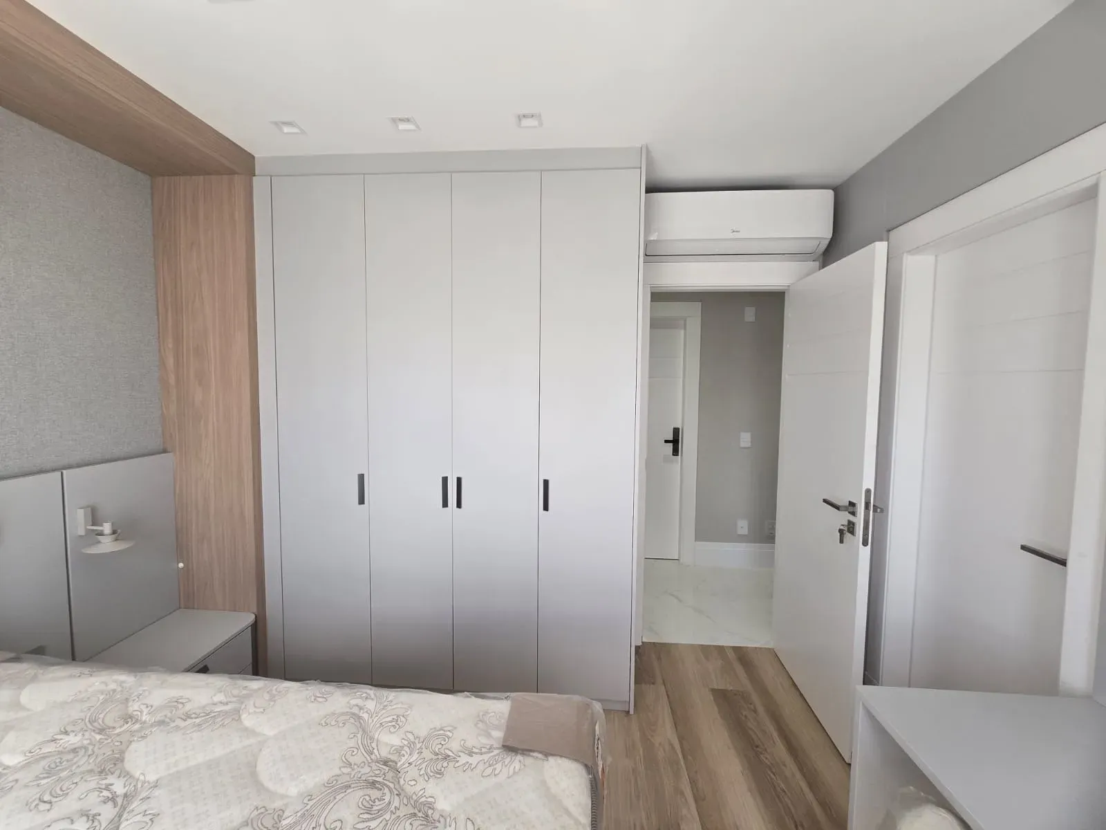 Apartamento vista mar com 4 suítes e 4 vagas de garagem em Balneário Camboriú/SC