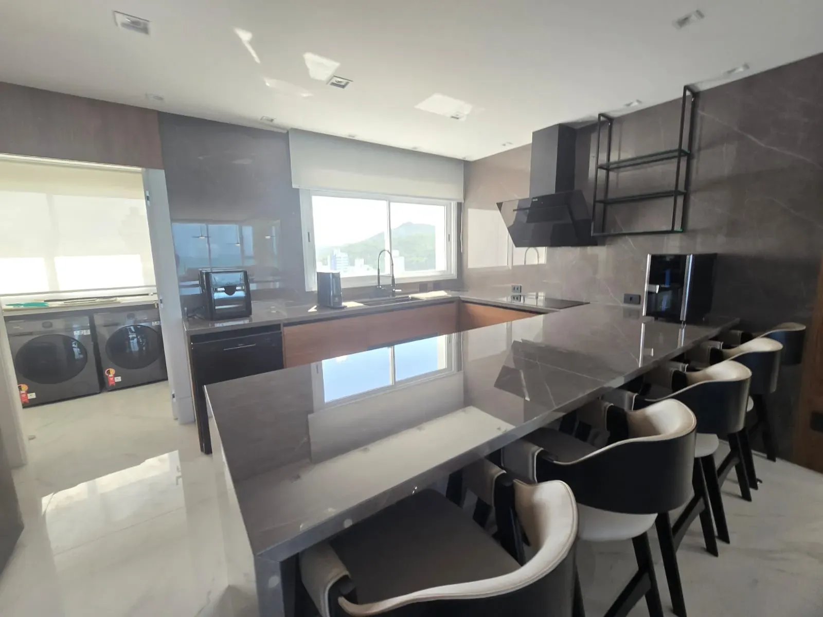 Apartamento vista mar com 4 suítes e 4 vagas de garagem em Balneário Camboriú/SC