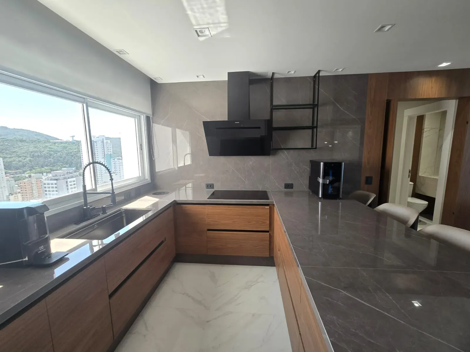 Apartamento vista mar com 4 suítes e 4 vagas de garagem em Balneário Camboriú/SC