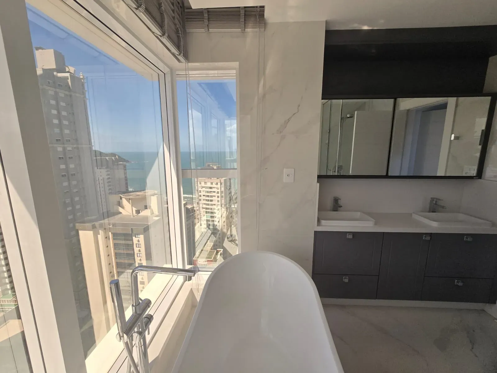 Apartamento vista mar com 4 suítes e 4 vagas de garagem em Balneário Camboriú/SC