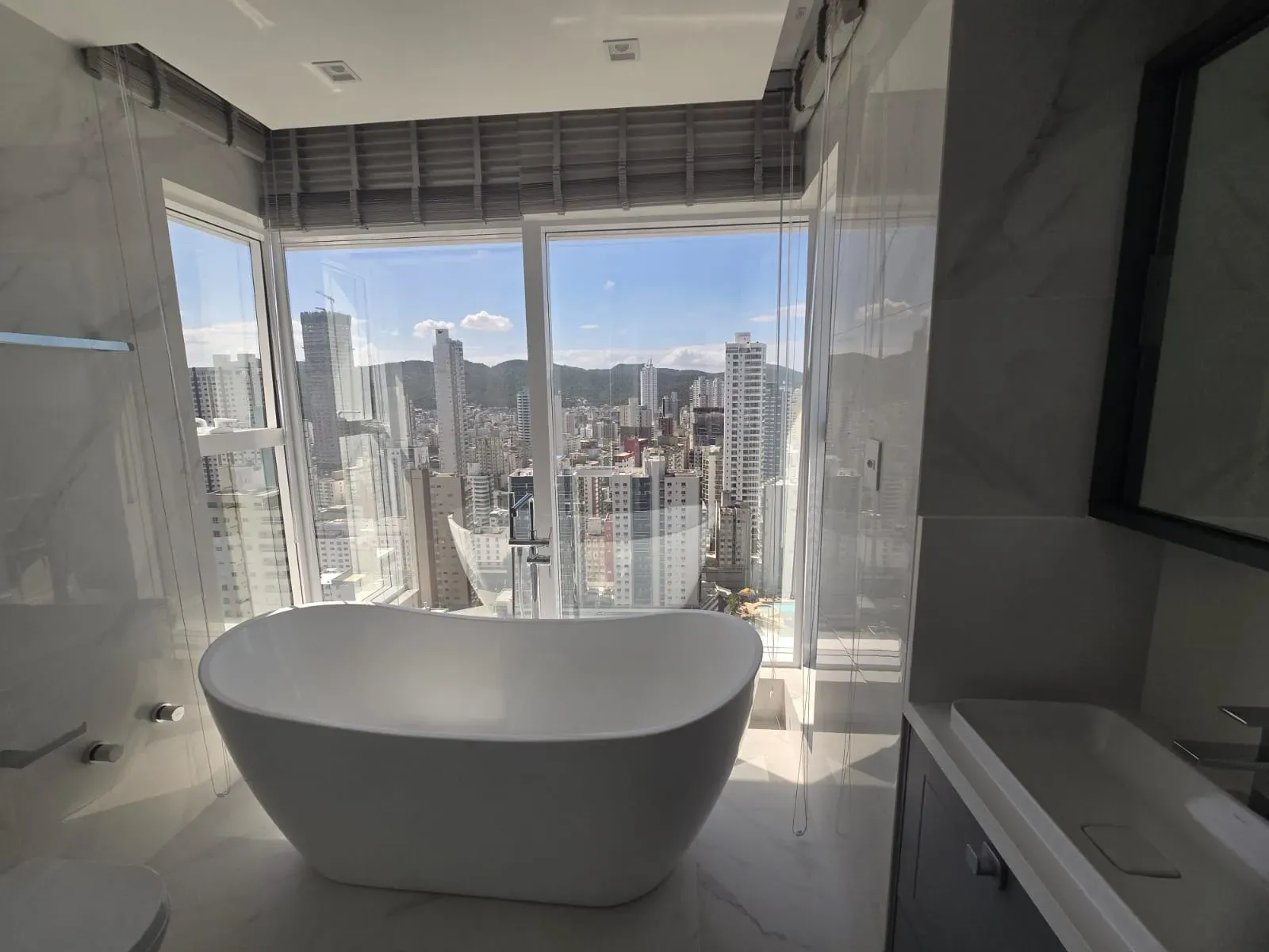 Apartamento vista mar com 4 suítes e 4 vagas de garagem em Balneário Camboriú/SC